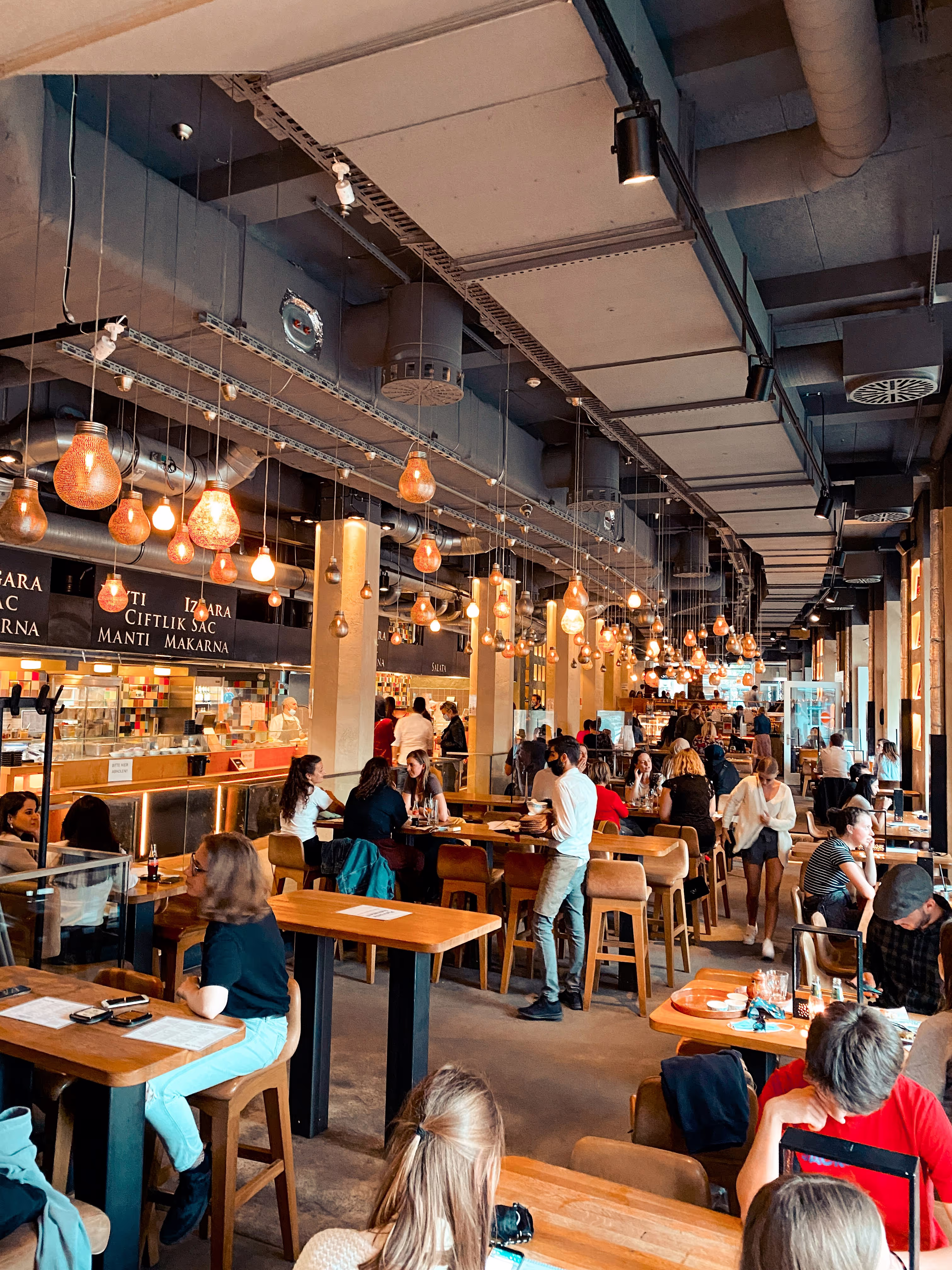 How To Keep Your Restaurant Staff Feeling Festive During The Holiday Season